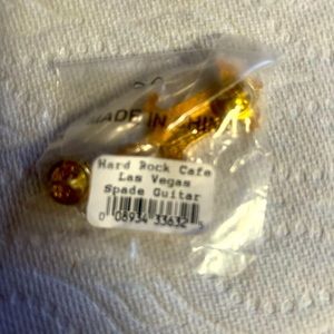 Collector pin Hard Rock  Cafe Spade Guitar